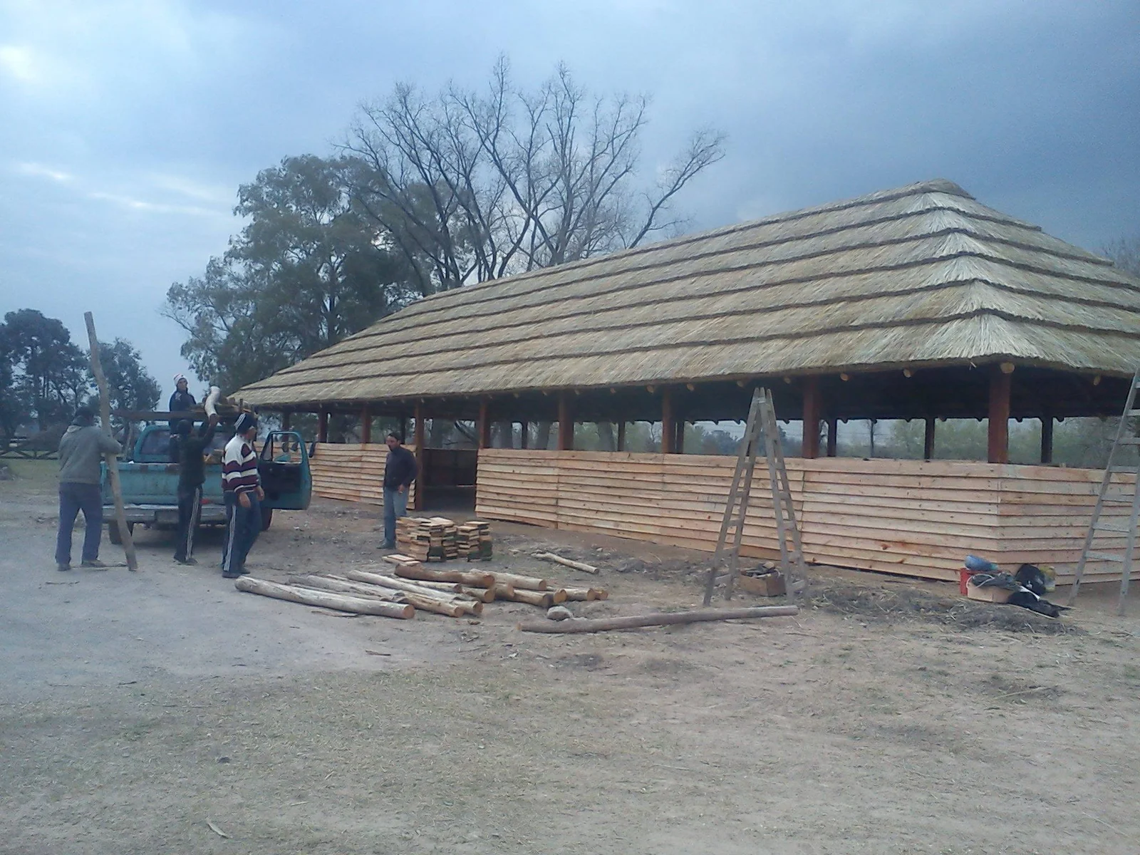 Quincho de paja y madera construido por Quinchos San Javier